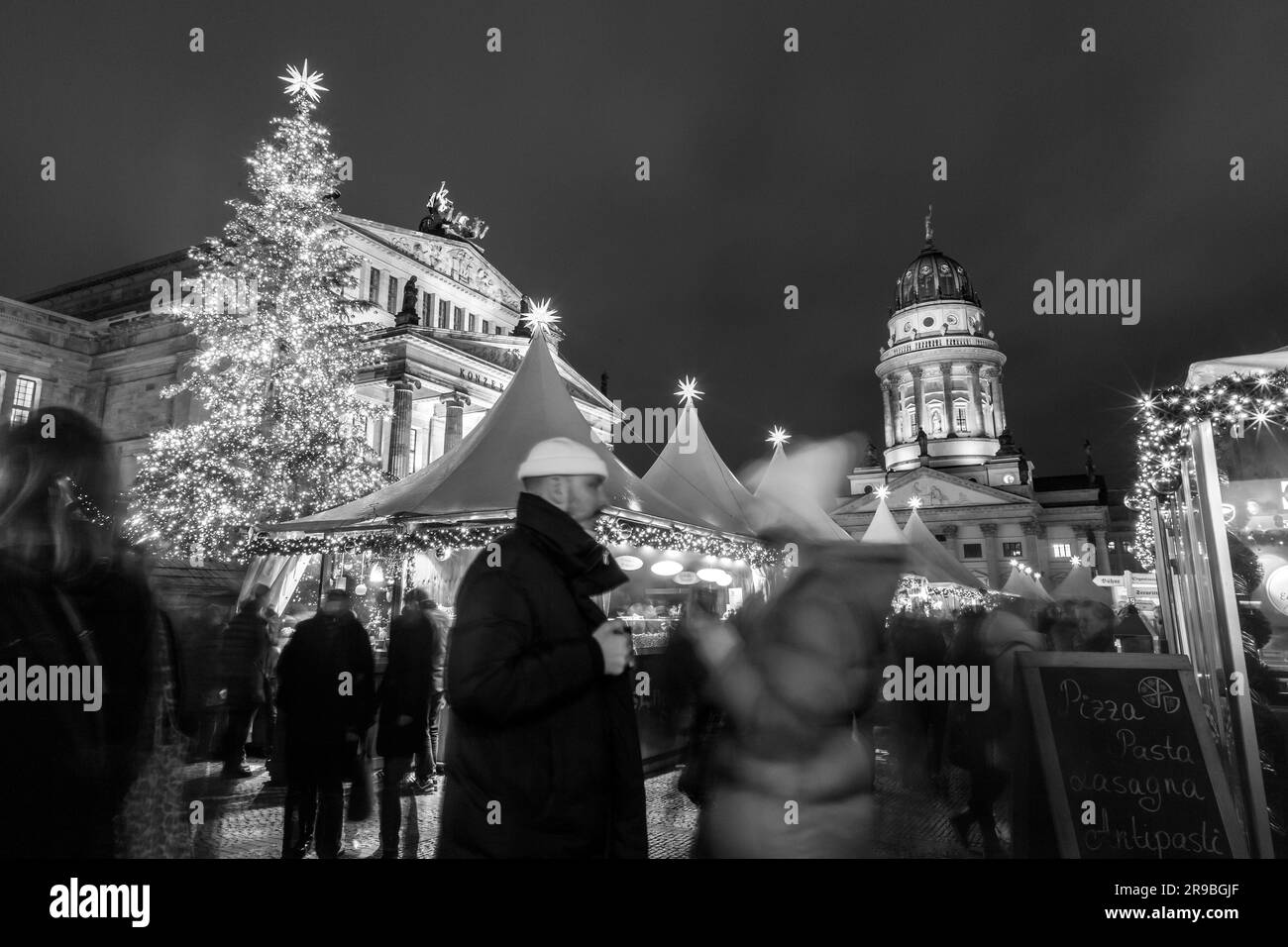 Berlino, Germania - 17 dicembre 2021: Il famoso mercatino di natale al Gendarmentmarkt di Berlino. Weichnachts Zauber significa magia della notte di Natale. Foto Stock