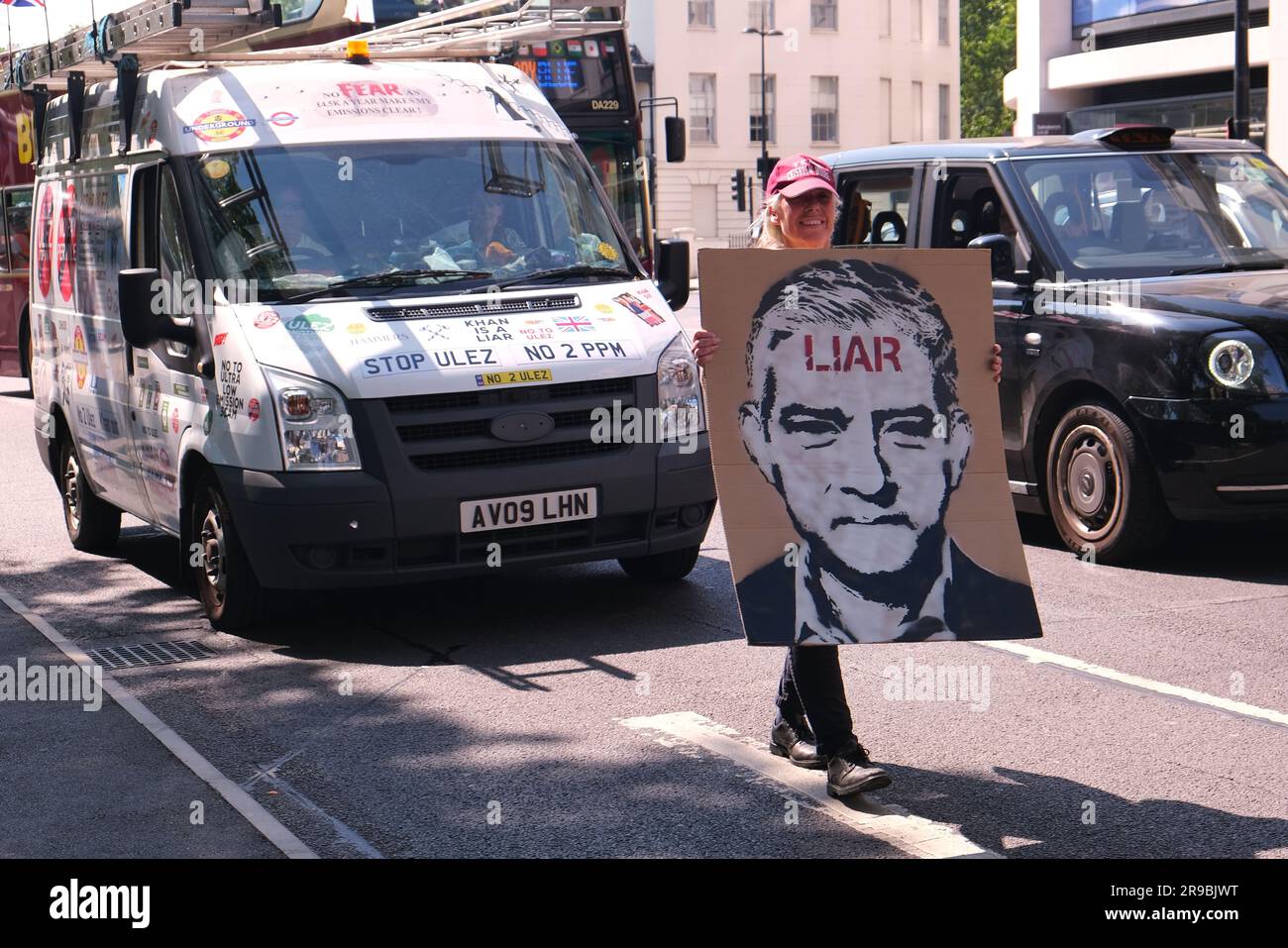 Londra, Regno Unito. I manifestanti della Ultra Low Emission zone scendono per le strade opponendosi all'estensione del piano a basso inquinamento per coprire tutti i quartieri di Londra. Foto Stock