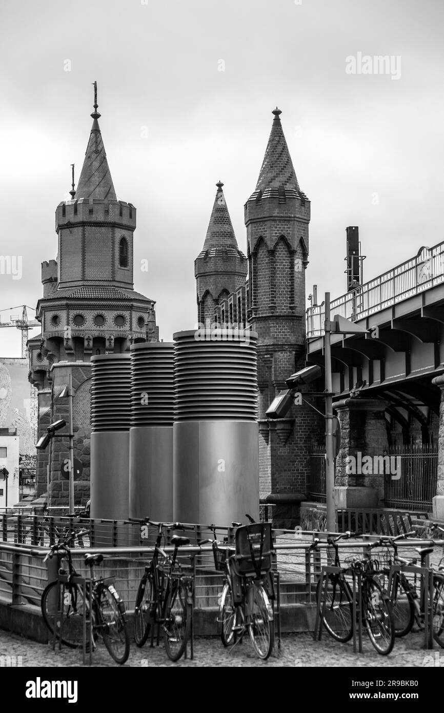 Berlino, Germania - 17 dicembre 2021: Il ponte Oberbaum è un ponte a due piani che attraversa il fiume Sprea, considerato uno dei punti di riferimento della città. Si collega Foto Stock