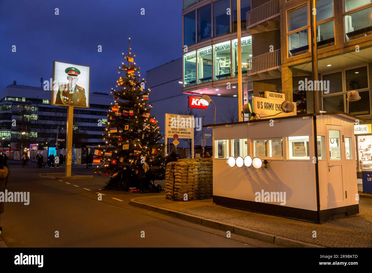 Berlino, Germania - 17 dicembre 2021: Checkpoint Charlie è stato il più noto punto di attraversamento del muro di Berlino tra Berlino Est e Berlino Ovest durante il Cold Wa Foto Stock