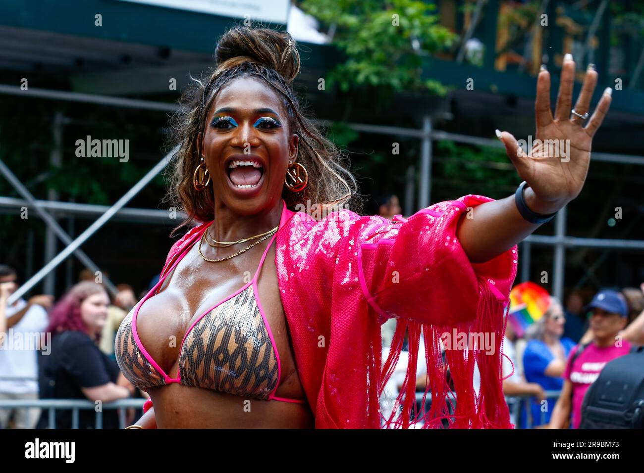 Partecipa all'annuale Pride March il 25 giugno 2023 a New York City. Heritage of Pride organizza l'evento e sostiene la parità di diritti per diverse comunità senza discriminazione credito: Brazil Photo Press/Alamy Live News Foto Stock