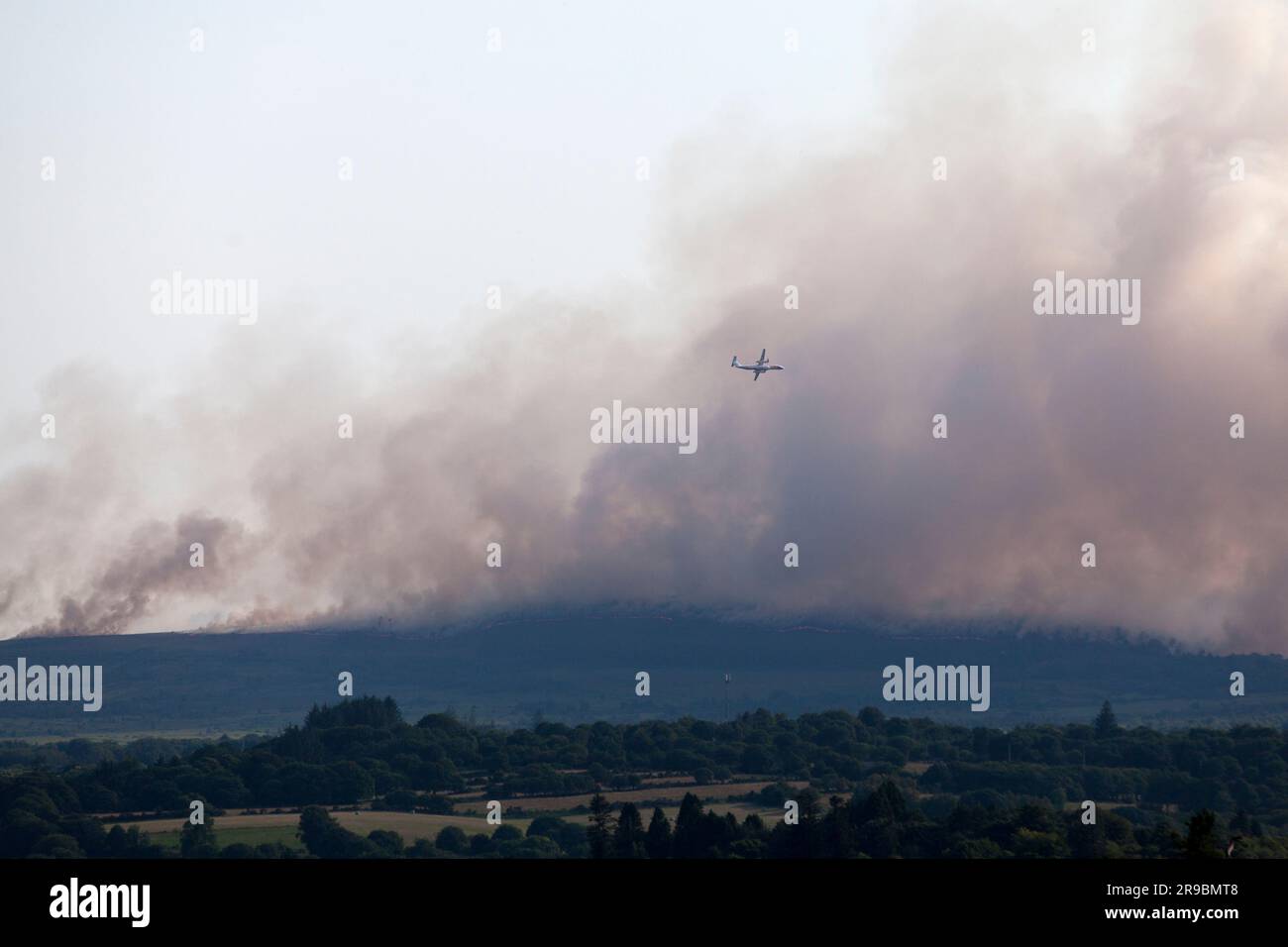 Brasparts, Francia - 18 luglio 2022: Bombardiere ad acqua Bombardier Q400 della sicurezza civile francese che sorvola il fuoco nei Monts d'Arrée sopra Brasparts Foto Stock