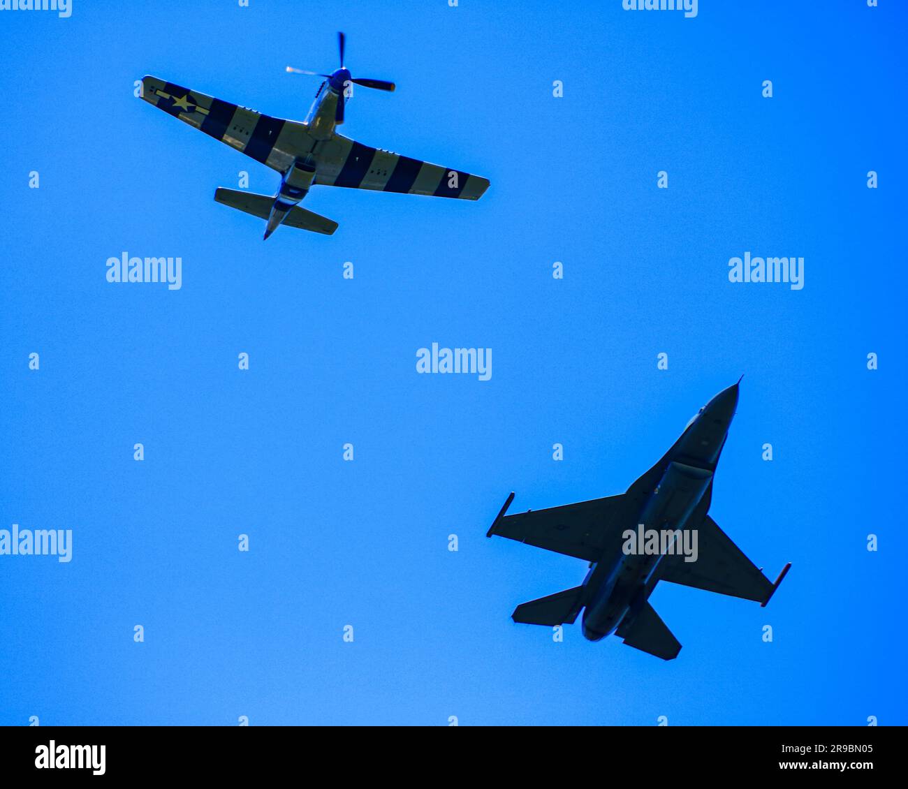 La Mustang e Fighting Falcon volano in alto. Foto Stock