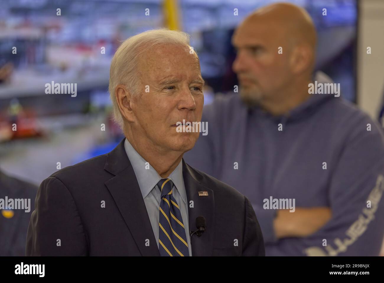 PHILADELPHIA, Pa. – 17 giugno 2023: Il presidente Joe Biden viene visto con il senatore John Fetterman (D-PA) in un briefing sugli sforzi di riparazione della i-95. Foto Stock