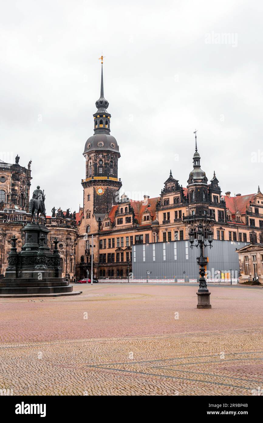 Dresda, Germania - 19 dicembre 2021: Splendidi edifici storici intorno alla Piazza del Teatro - Theaterplatz nel centro storico di Dresda, Sassonia, Germ Foto Stock