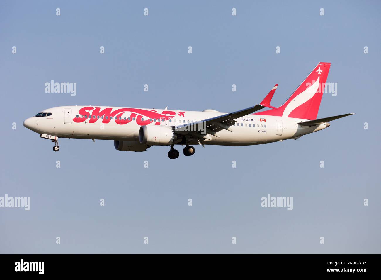 Swoop, Boeing 737-Max C-GXJR, Landing Runway 05L, Pearson Airport, Toronto Foto Stock