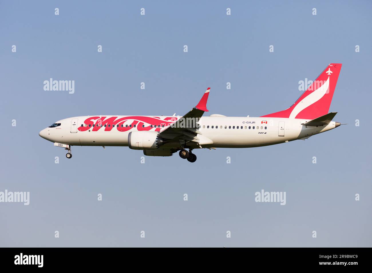 Swoop, Boeing 737-Max C-GXJR, Landing Runway 05L, Pearson Airport, Toronto Foto Stock