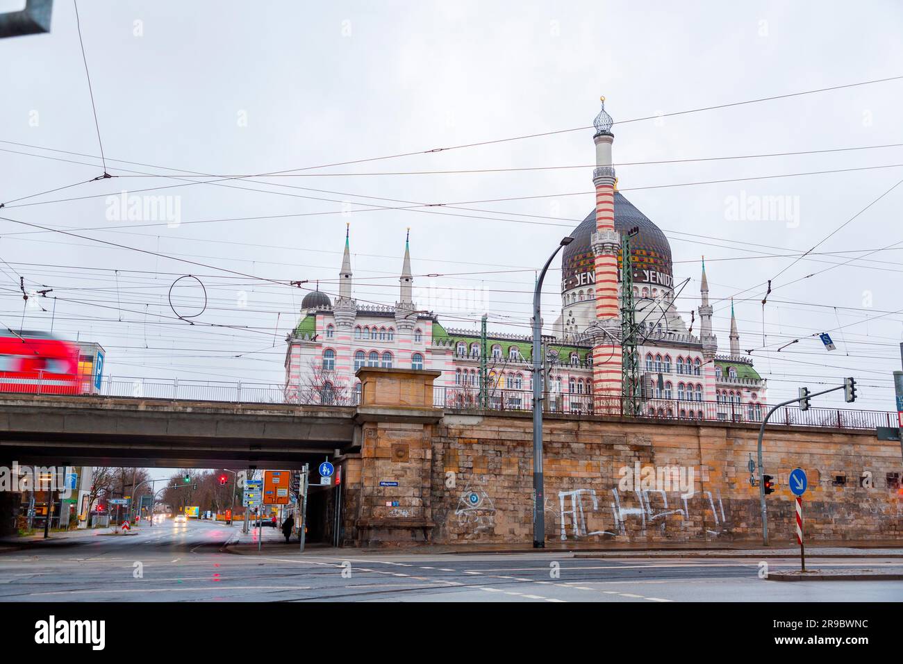 Dresda, Germania - 19 dicembre 2021: Yenidze è un ex edificio di fabbrica di sigarette a Dresda, costruito nel 1907-1909. Oggi è utilizzato come edificio per uffici no Foto Stock