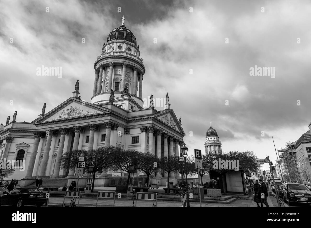 Berlino, Germania - 20 dicembre 2021: Vista esterna del Deutscher Dom, o della cattedrale tedesca in piazza Gendarmenmarkt a Berlino, la capitale tedesca. Foto Stock