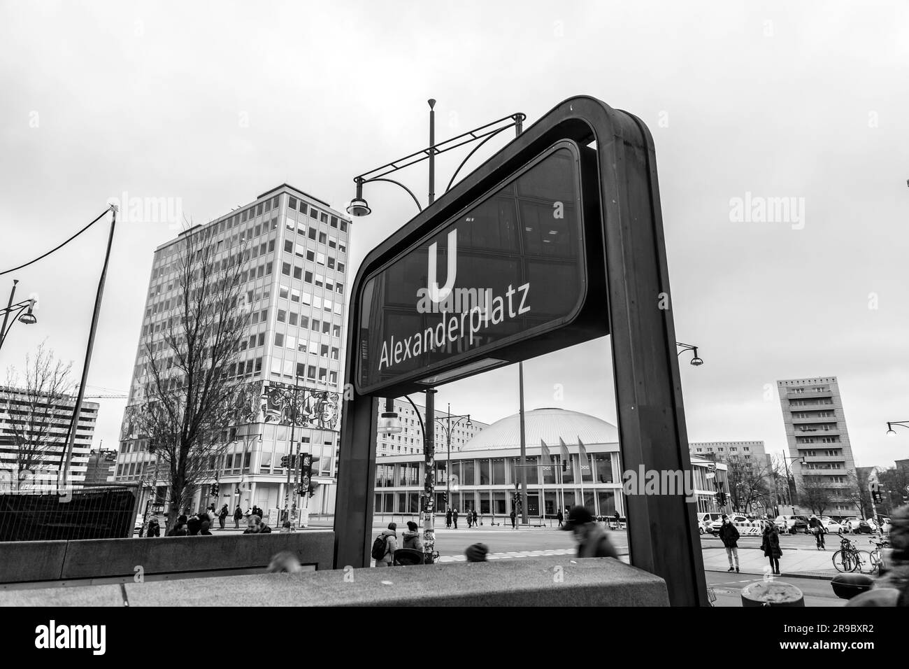 Berlino, Germania - 21 dicembre 2021: Ingresso della stazione della metropolitana e indicazione per la stazione Alexanderplatz della metropolitana di Berlino. Foto Stock