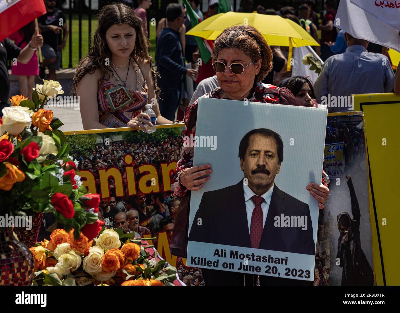 Un manifestante porta con sé una foto del membro della People's Mojahedin Organization of Iran (PMOI) Ali Mostashari fuori dalla Casa Bianca a Washington DC il 24 giugno 2023. Il quartier generale del PMOI a Camp Ashraf 3, Albania, è stato razziato dalla polizia albanese il 20 giugno 2023 a seguito delle accuse che il gruppo di opposizione ha lanciato attacchi informatici contro potenze straniere e ha violato i termini del suo asilo. Mostashari è stato ucciso durante il raid. (Foto di Collin Mayfield/Sipa USA) credito: SIPA USA/Alamy Live News Foto Stock