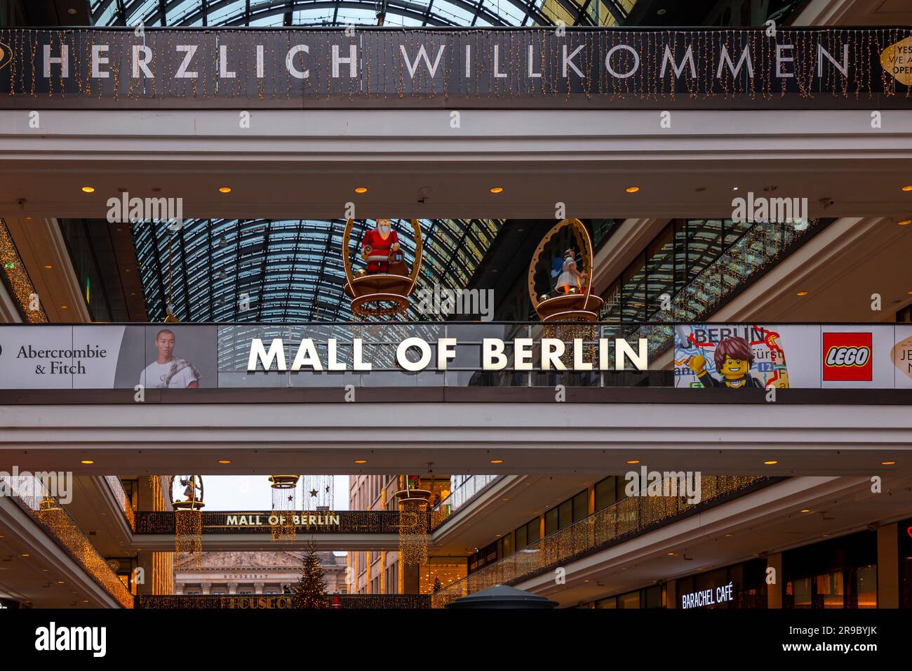 Berlino, Germania - 21 dicembre 2021: Il LP12 Mall di Berlino, o semplicemente Mall of Berlin, è un centro commerciale situato in Leipziger Street, Berlino, Germania Foto Stock