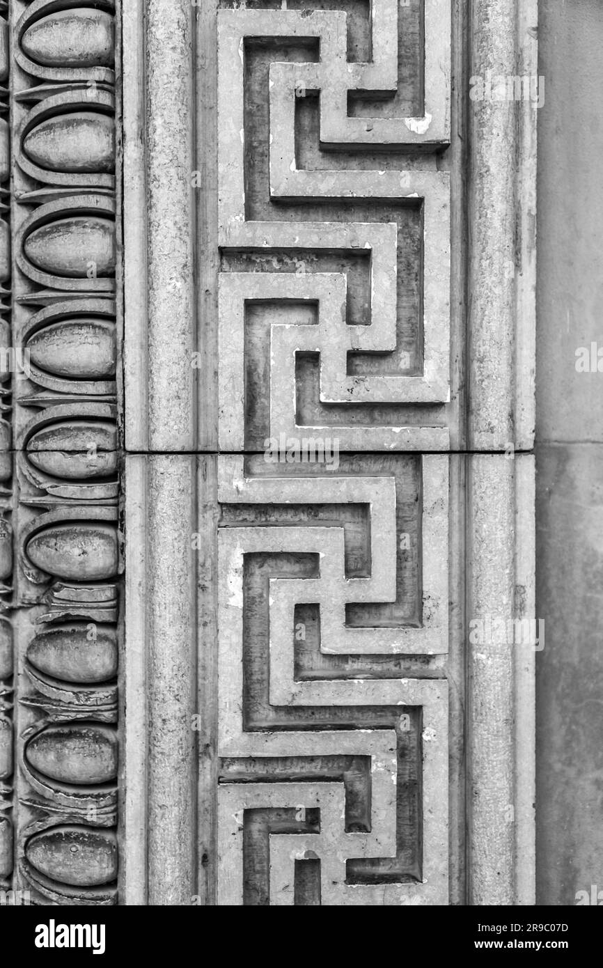 Dettaglio da una parete con bassorilievi incisioni in stile greco antico su marmo, dettagli architettonici di sfondo Foto Stock