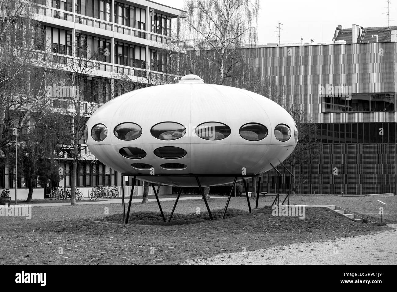 Monaco di Baviera, Germania - 23 dicembre 2021: Un prototipo di una casa futura del 1968 si trova a Monaco di Baviera vicino al Pinakothek der moderne. Futurista a forma di UFO Foto Stock