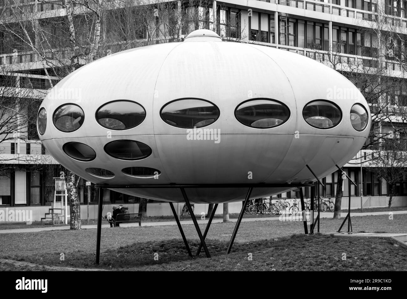 Monaco di Baviera, Germania - 23 dicembre 2021: Un prototipo di una casa futura del 1968 si trova a Monaco di Baviera vicino al Pinakothek der moderne. Futurista a forma di UFO Foto Stock