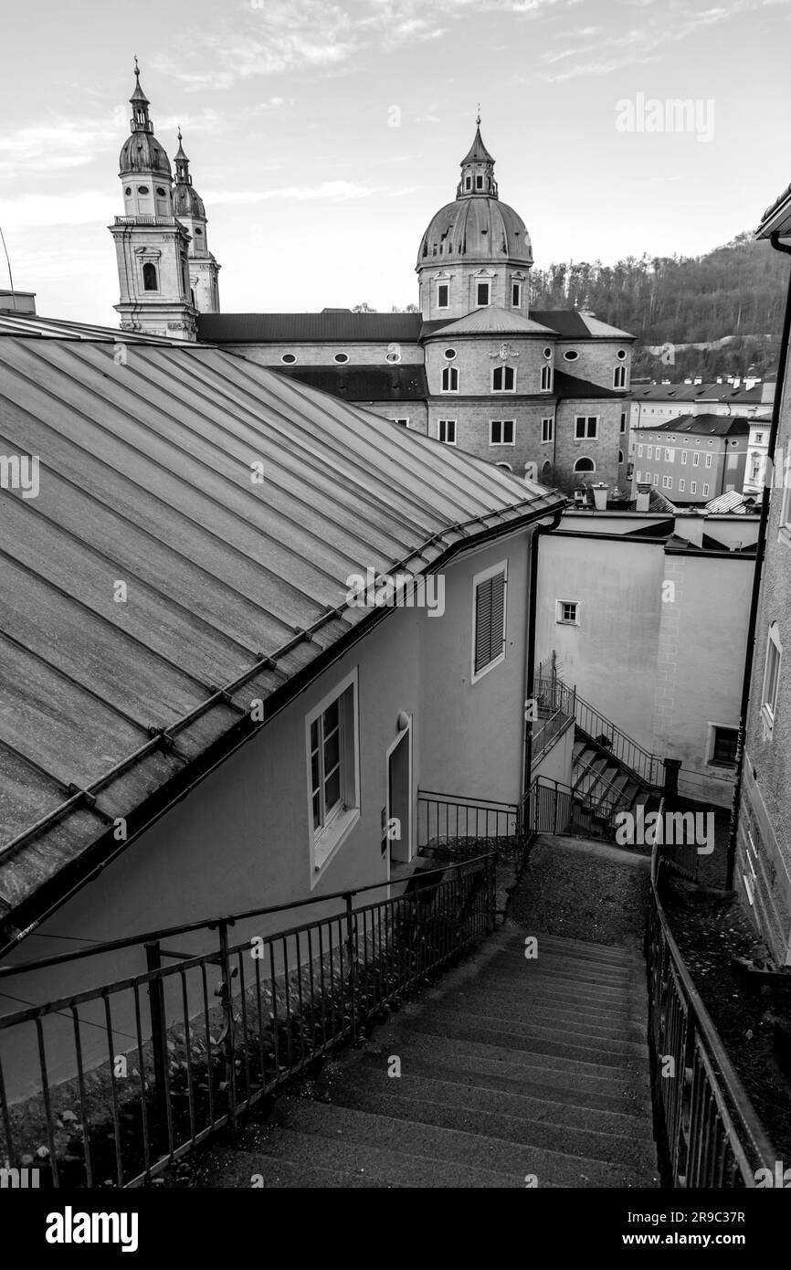 La cupola della cattedrale di Salisburgo o Dom zu Salzburg nella città vecchia, Altstadt Salzburg, Austria. Foto Stock