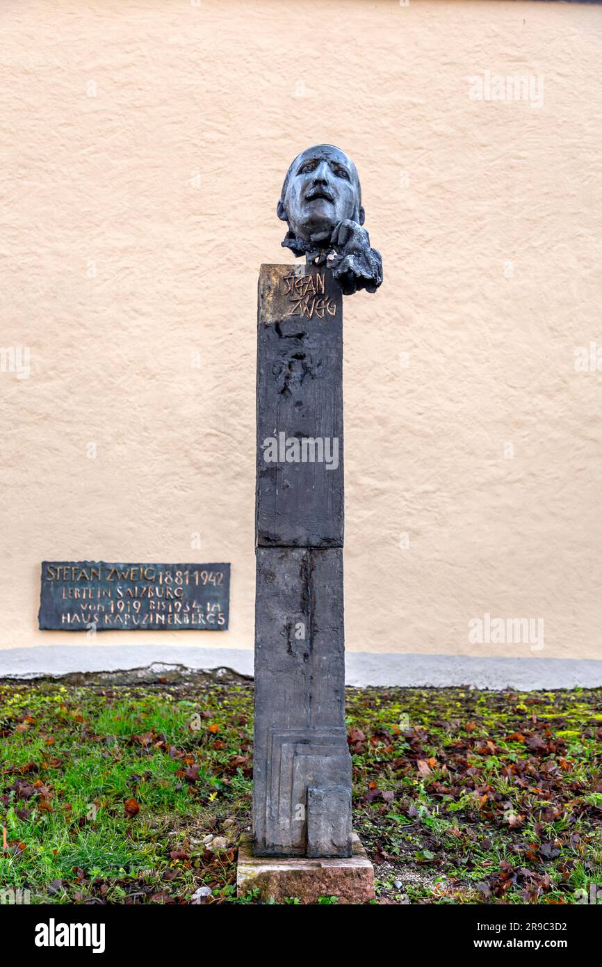 Salisburgo, Austria - 27 dicembre 2021: Scultura in busto di bronzo commemorativa di Stefan Zweig, il famoso scrittore, drammaturgo e giornalista austriaco. Foto Stock