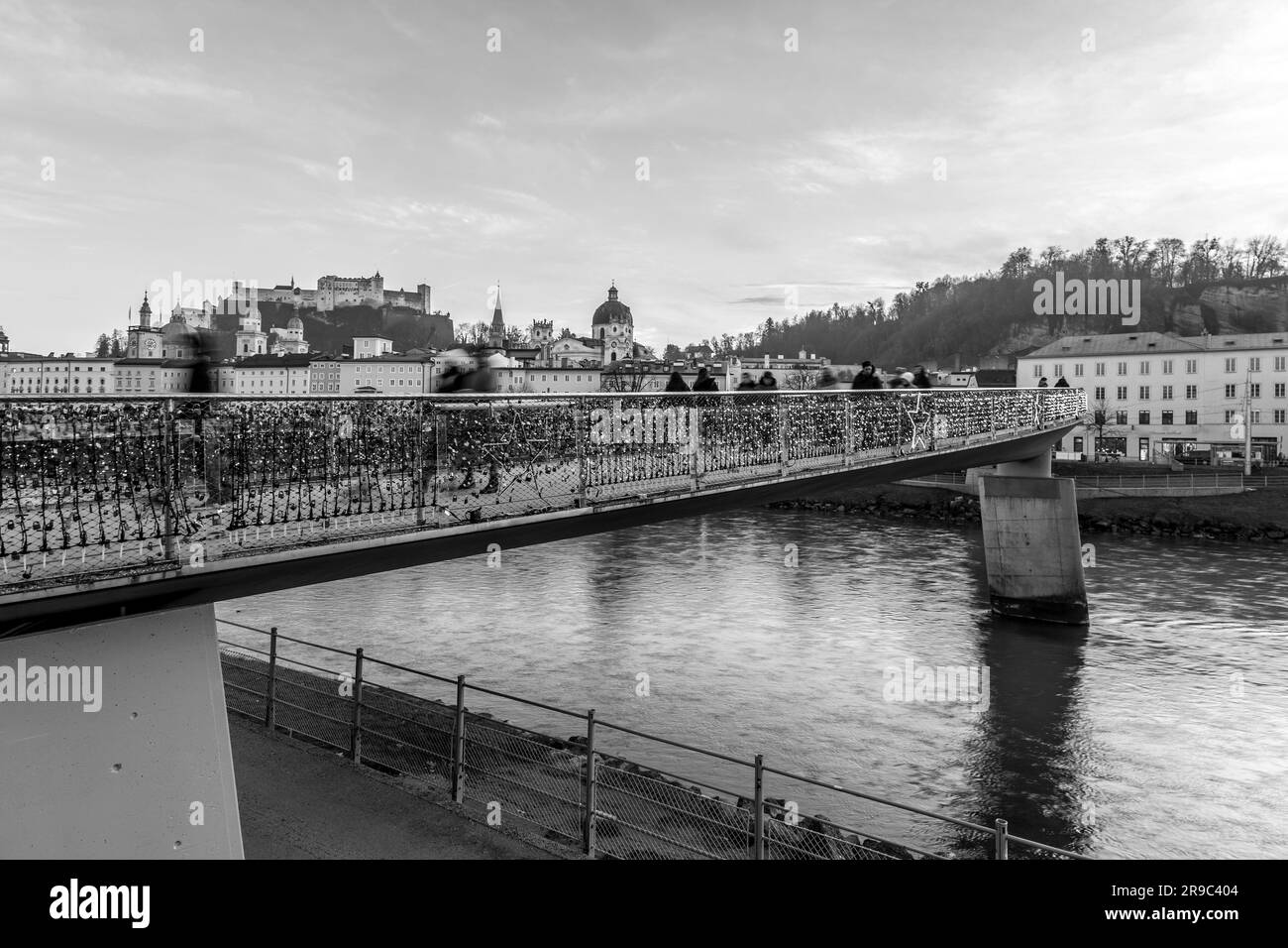 Salisburgo, Austria - 27 dicembre 2021: Ponte Makartsteg (Love Locks Bridge) sul fiume Salzach a Salisburgo, Austria. Foto Stock