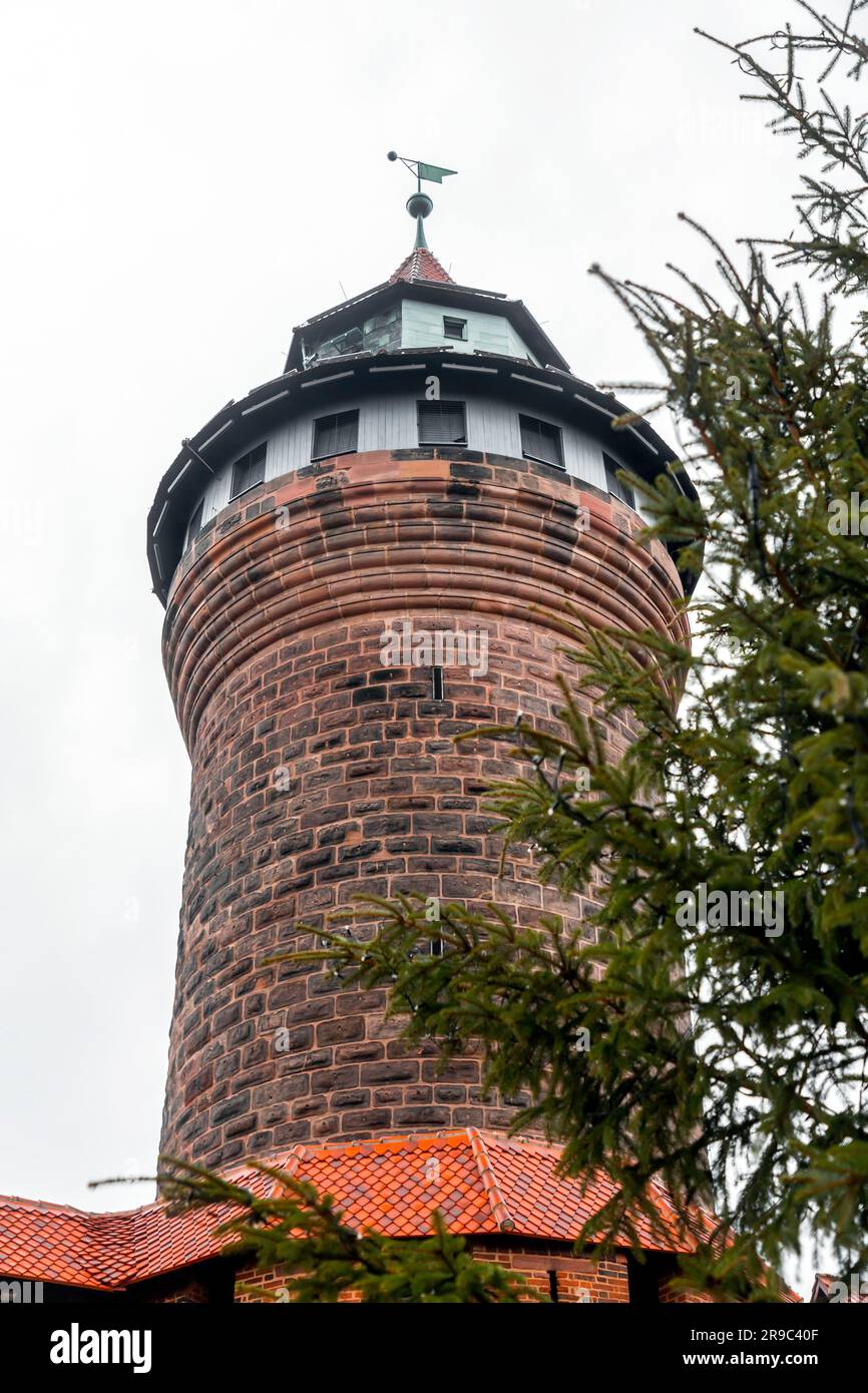 L'iconica Torre Sinwell, parte del Kaiserburg, la fortificazione reale nella città vecchia, Norimberga, Baviera, Germania. Foto Stock