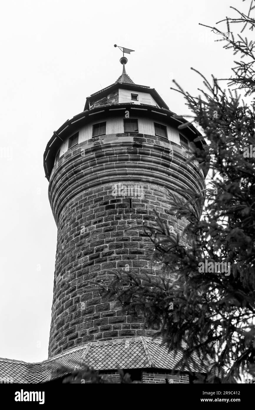 L'iconica Torre Sinwell, parte del Kaiserburg, la fortificazione reale nella città vecchia, Norimberga, Baviera, Germania. Foto Stock