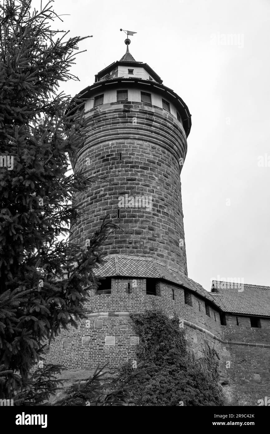 L'iconica Torre Sinwell, parte del Kaiserburg, la fortificazione reale nella città vecchia, Norimberga, Baviera, Germania. Foto Stock