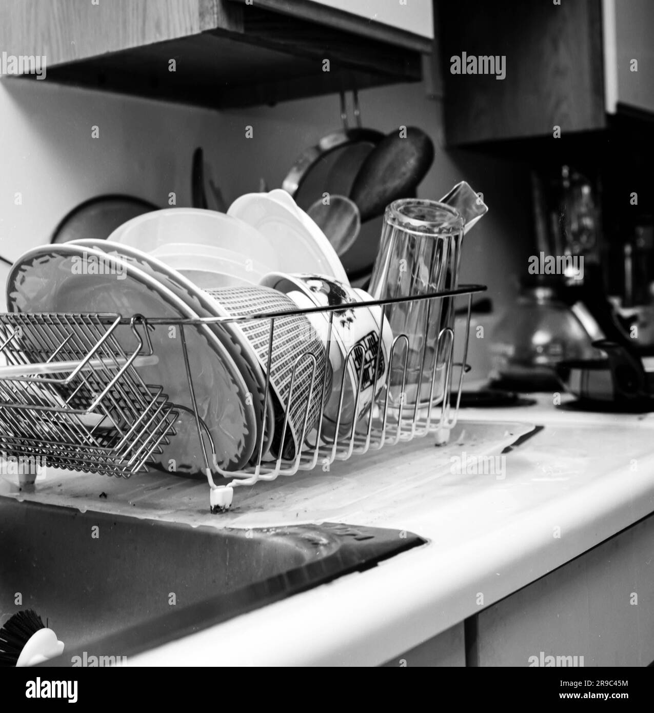 Dettagli della cucina in bianco e nero ripresi con Hasselblad con lente planare da 80 mm -- gocciolatoio per lavello Foto Stock