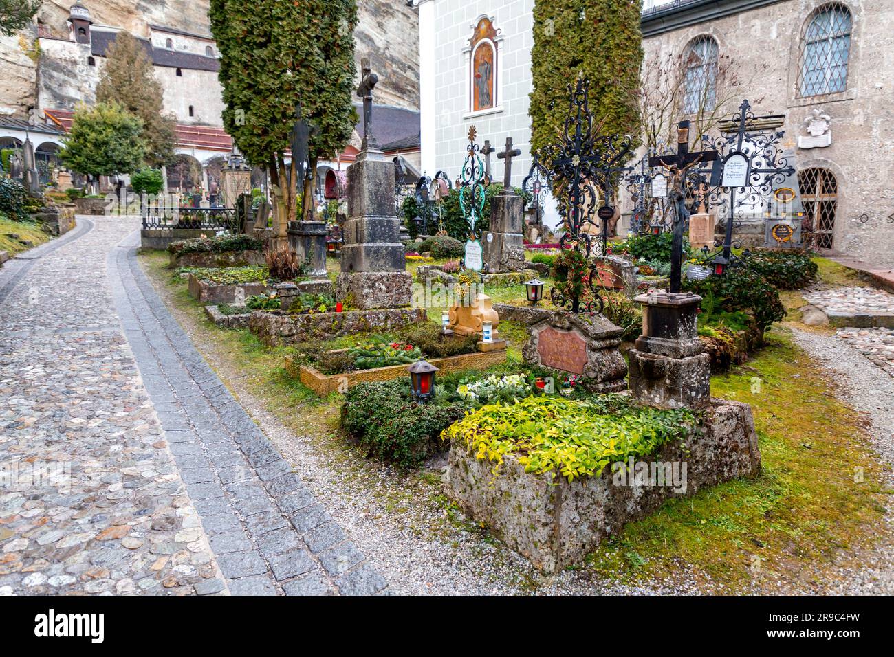 Salisburgo, Austria - 27 dicembre 2021: Petersfriedhof o St. Il cimitero di Pietro è, insieme al luogo di sepoltura dell'abbazia di Nonnberg, il più antico cimitero Foto Stock