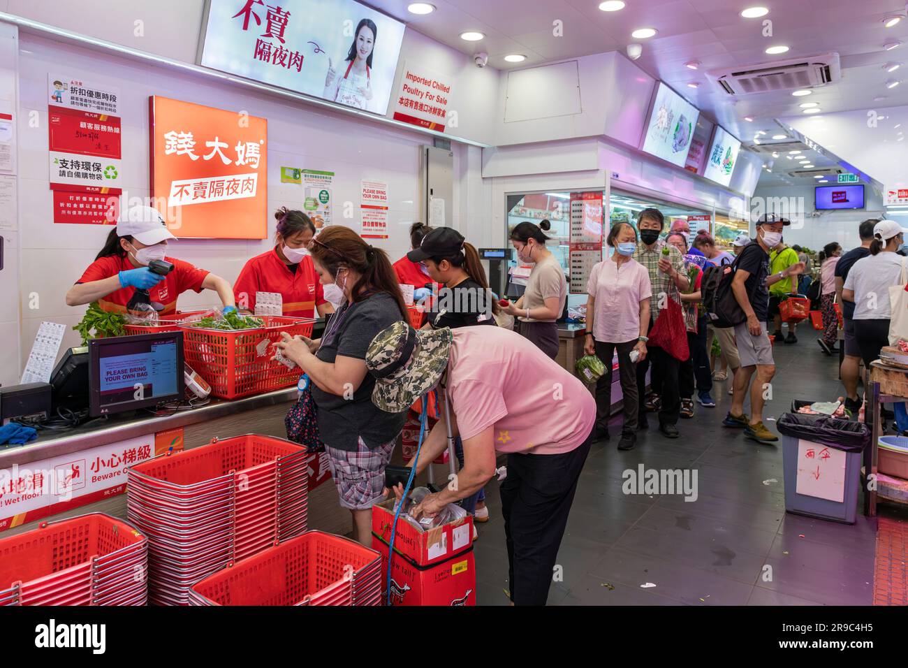 Persone al check-out al supermercato Fresh food, Wan Chai, Hong Kong, sar, Cina Foto Stock