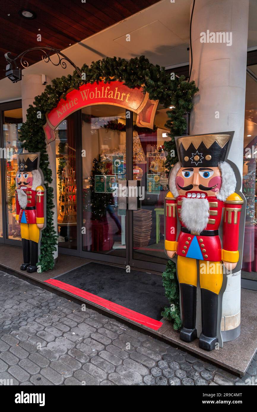 Norimberga, Germania - 28 dicembre 2021: Esterno della boutique di decorazione natalizia Kathe Wohlfahrt a Norimberga, Baviera, Germania. Foto Stock