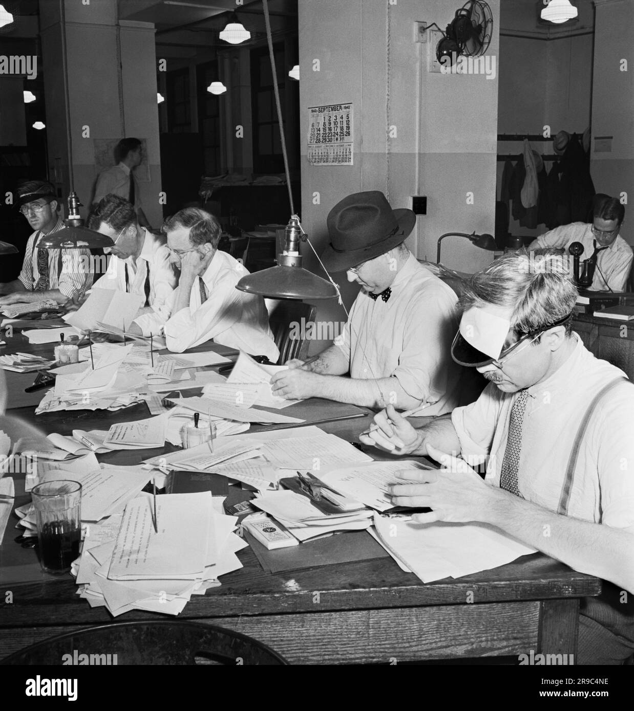 New York, New York: Settembre 1942 Copia i lettori al banco del telegrafo nella redazione del quotidiano New York Times. Foto Stock