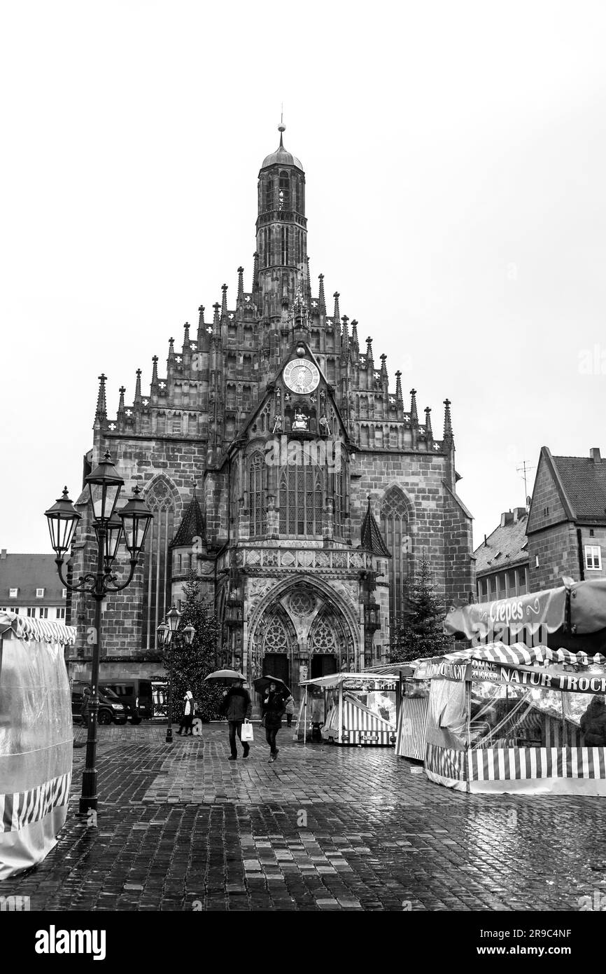 Norimberga, Germania - DEC 28, 2021: L'Hauptmarkt è la piazza centrale nel centro storico di Norimberga, che ospita i punti di riferimento di Fraunkirche e Schoner Bru Foto Stock