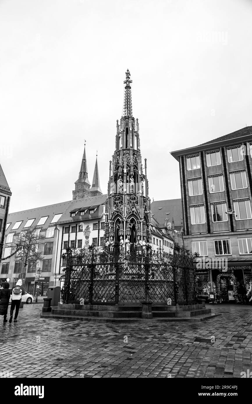 Norimberga, Germania - DEC 28, 2021: L'Hauptmarkt è la piazza centrale nel centro storico di Norimberga, che ospita i punti di riferimento di Fraunkirche e Schoner Bru Foto Stock