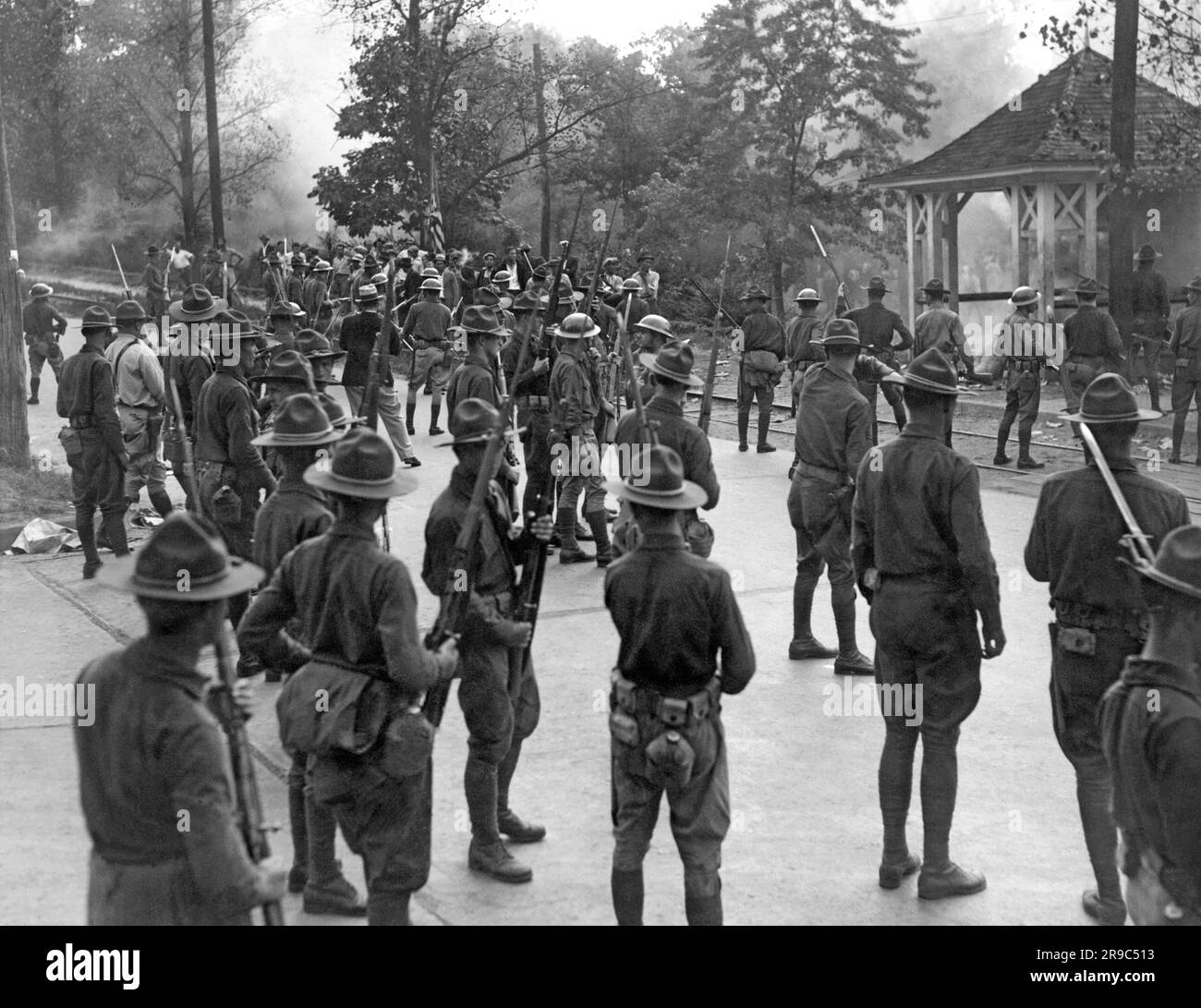 Greenville, Carolina del Sud: 8 settembre 1934. Guardie nazionali con scioperi fissi a baionetta presso il Woodside Mill a seguito di disordini connessi con lo sciopero generale dei lavoratori tessili. Foto Stock