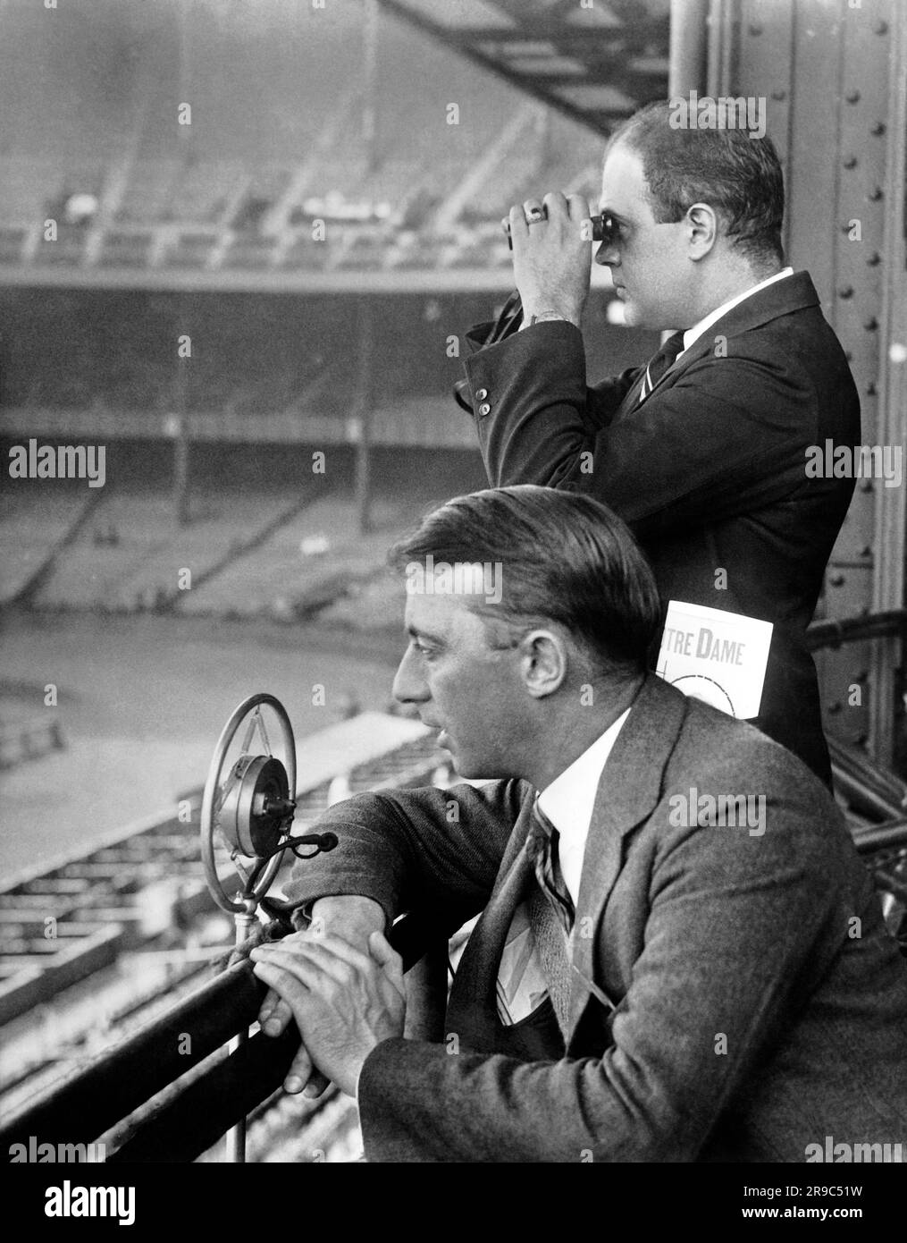 Stati Uniti: Gli annunciatori radiofonici del 1927 Graham Macnamee e Philips Carlin trasmettono una partita di football Army-Notre Dame per la NBC. Foto Stock