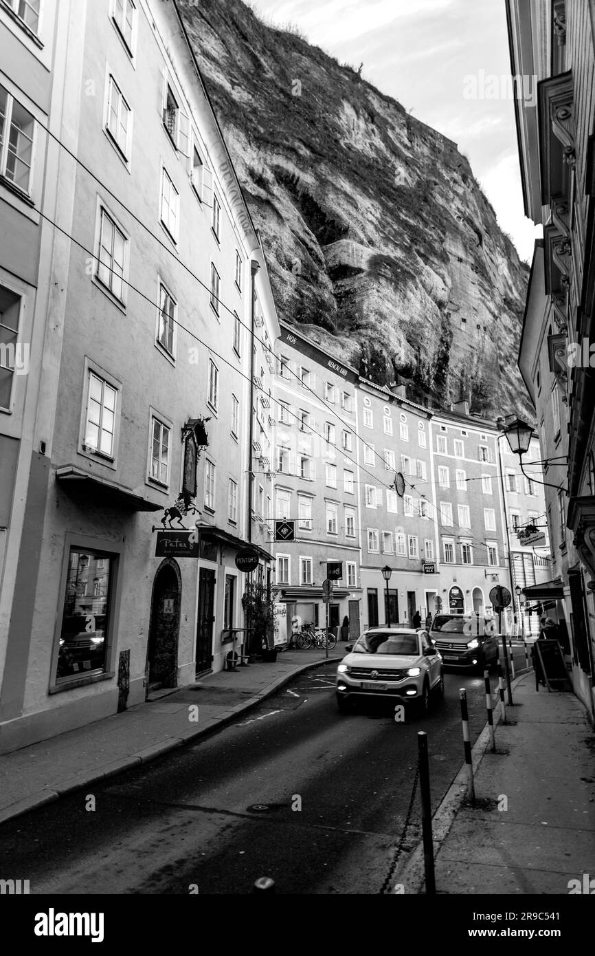 Salisburgo, Austria - 27 dicembre 2021: Vista sulla strada e edifici nel centro storico di Salisburgo, Austria. Foto Stock