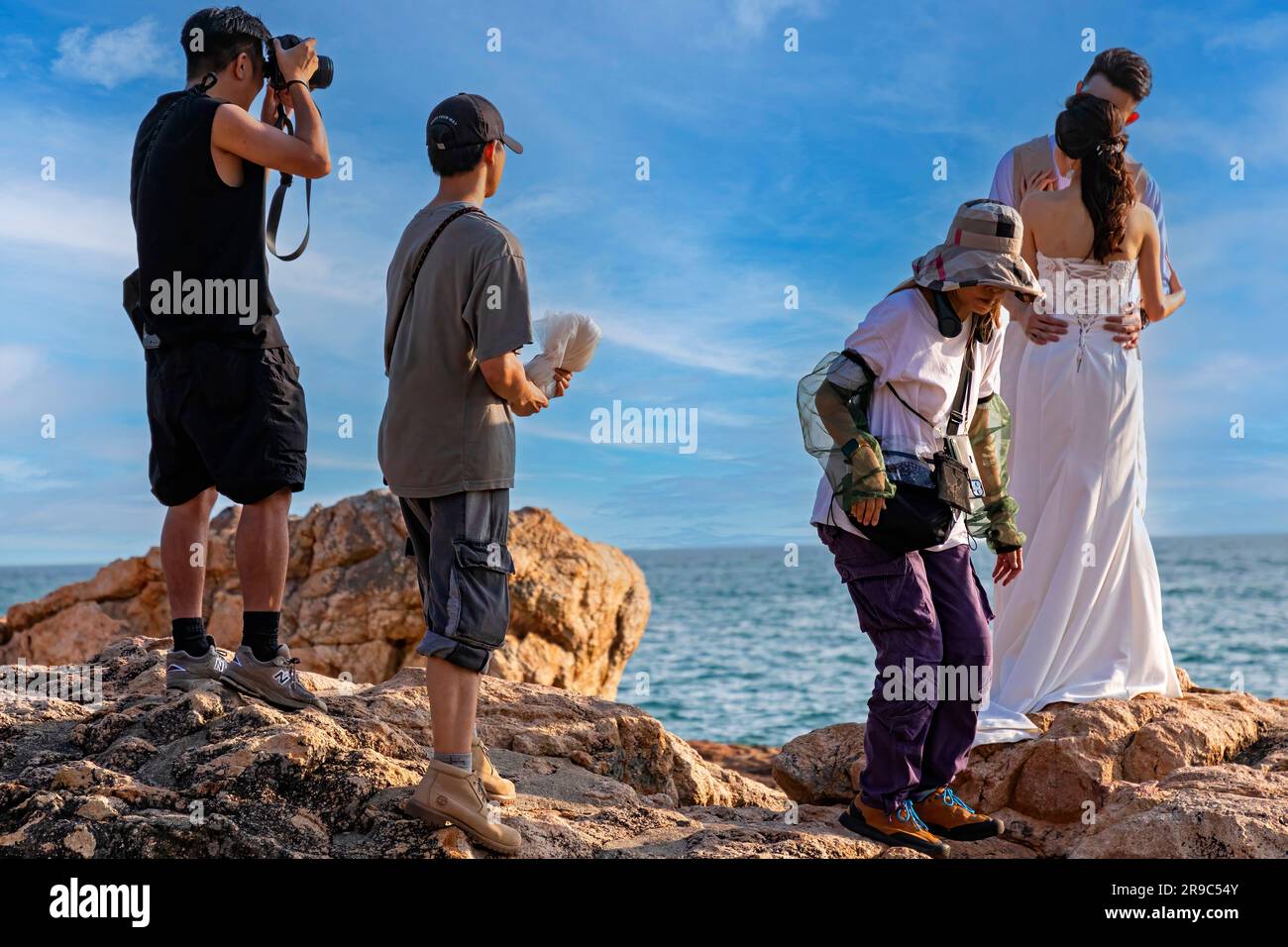 Fotografo e team che scattano foto di matrimonio di sposi e sposi, Stanley Harbour, Hong Kong, SAR, Cina Foto Stock