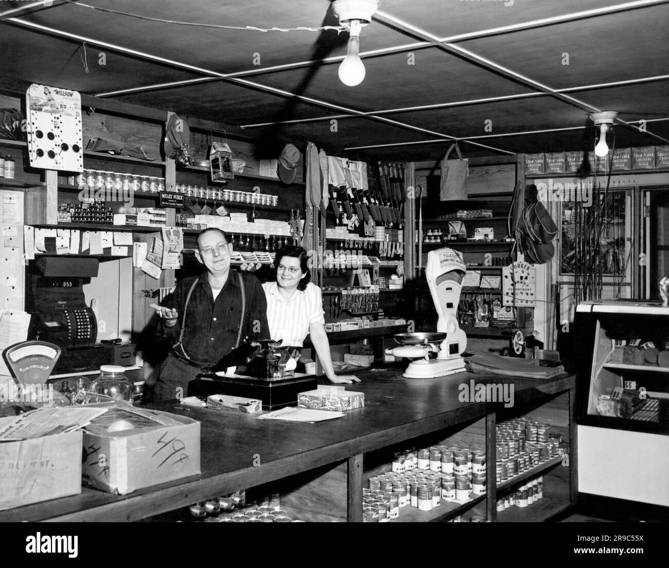 Woodland Hills, California: c. 1940 Un piccolo negozio e i suoi proprietari. Foto Stock