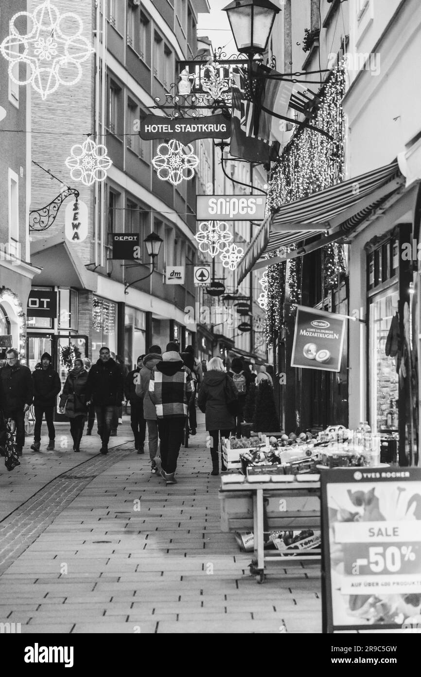 Salisburgo, Austria - 27 dicembre 2021: Vista sulla strada e edifici nel centro storico di Salisburgo, Austria. Foto Stock