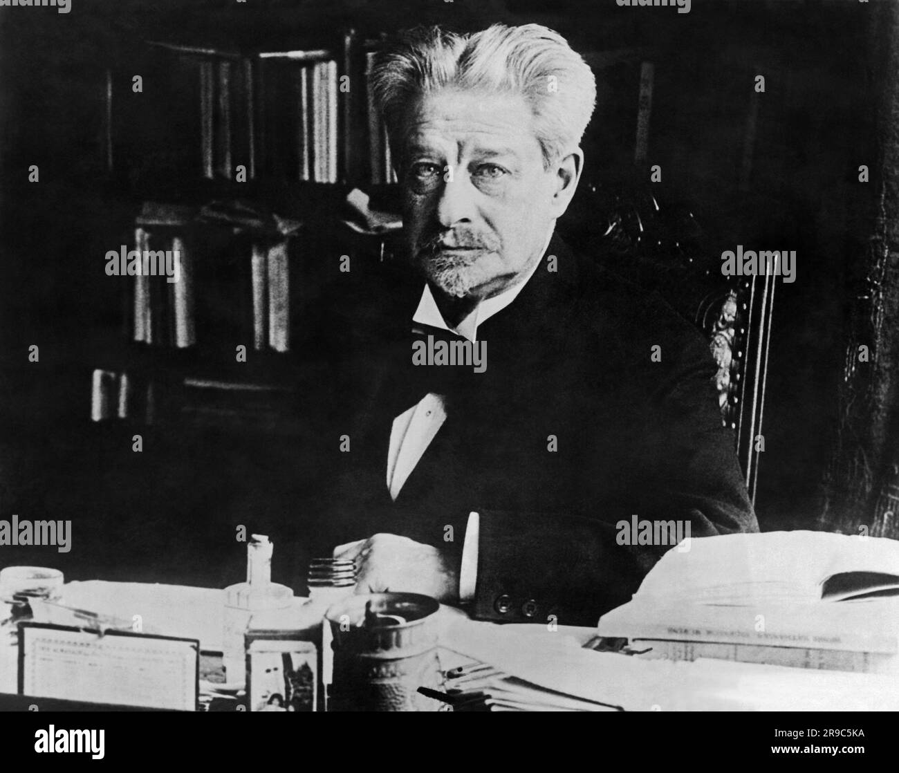 Berlino, Germania: 25 luglio 1923 Un ritratto dello studioso, critico e filosofo danese George Brandes alla sua scrivania. Foto Stock