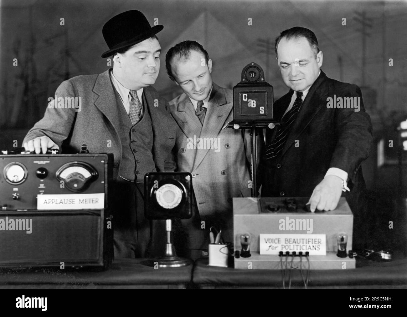 Stati Uniti: c. 1928 Un uomo spiega alcune caratteristiche di trasmissione della CBS, tra cui il "Voice Beautifier for Politics" e un "Applausi Meter". Foto Stock