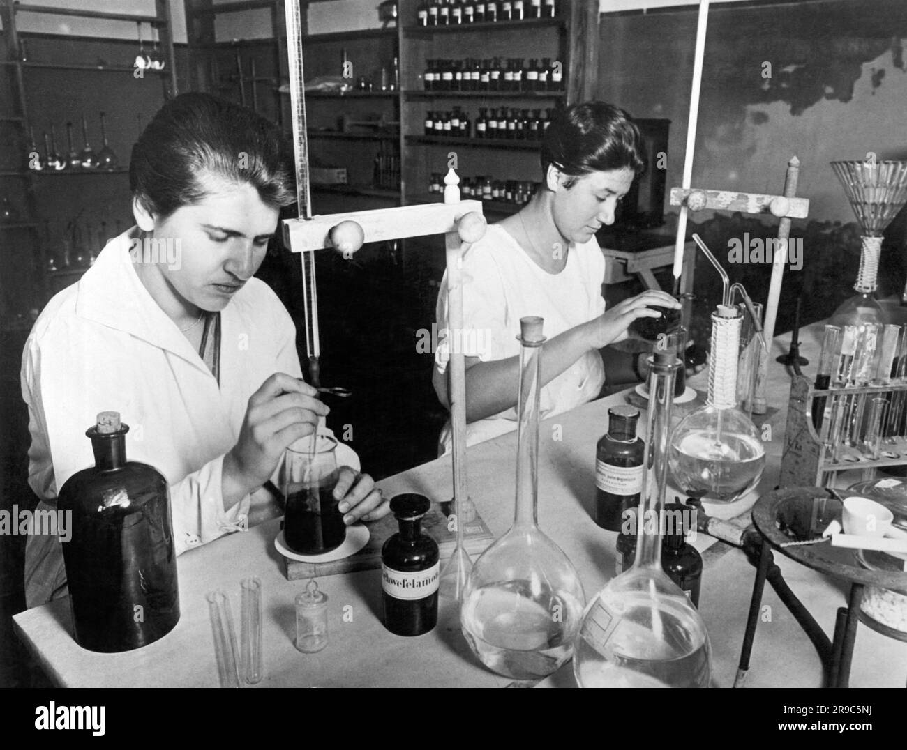 Berlino, Germania: c. 1929 ricercatori dell'Istituto batterio-fisiologico del Dr. Piorkowski di Berlino usano i metodi e le attrezzature più moderni nella ricerca sui germi in corso. Qui gli assistenti di laboratorio vengono addestrati all'Istituto. Foto Stock