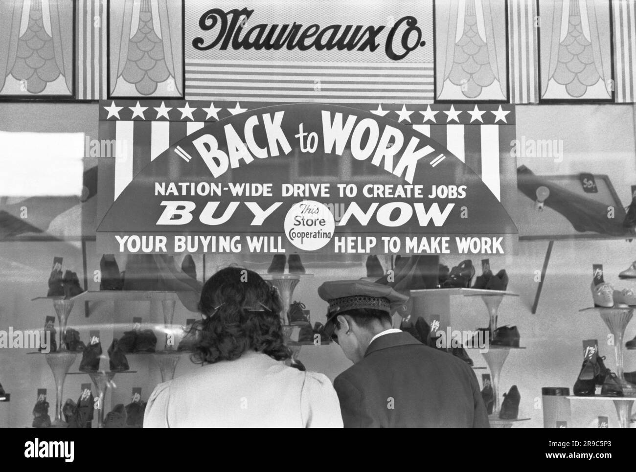 San Antonio, Texas: Marzo 1939 Un militare e una donna fanno vetrina in un grande magazzino nel quartiere messicano di San Antonio. Foto Stock