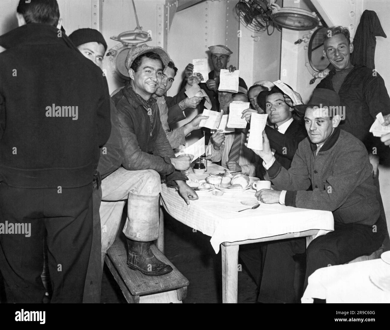 New York, New York: 1936 l'equipaggio della S.S. California dopo il loro arrivo dal loro sciopero a San Pedro, in California. Qui stanno mostrando che la loro paga era ancorata e sono stati minacciati di accuse di ammutinamento. Foto Stock