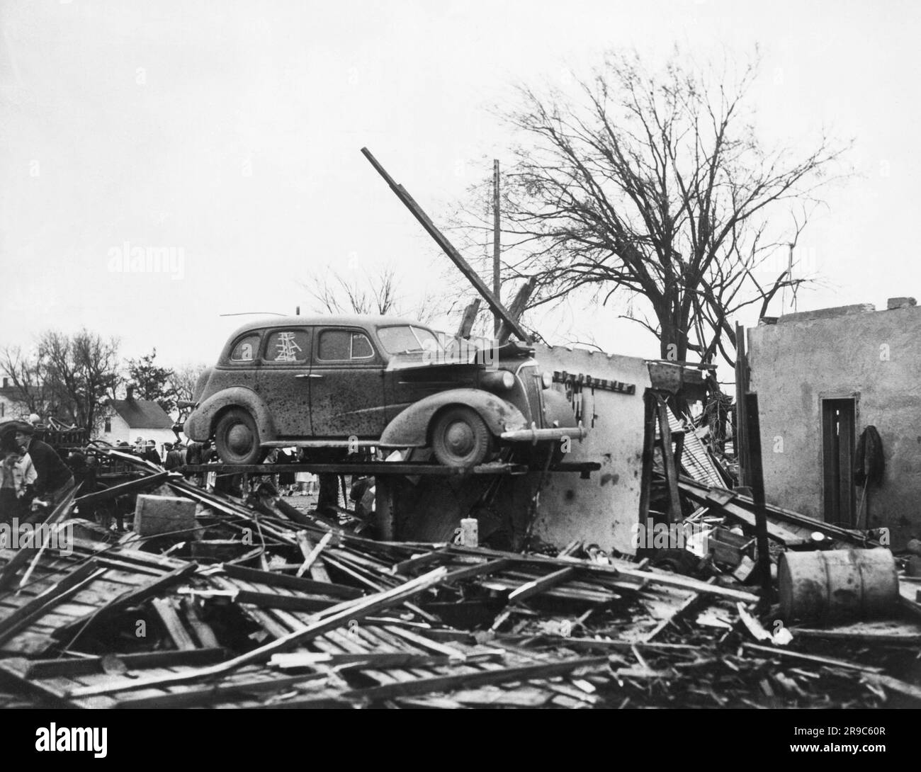 Iowa: 1948 i resti di un'officina di riparazione auto dopo un tornado sono passati attraverso la città. Foto Stock