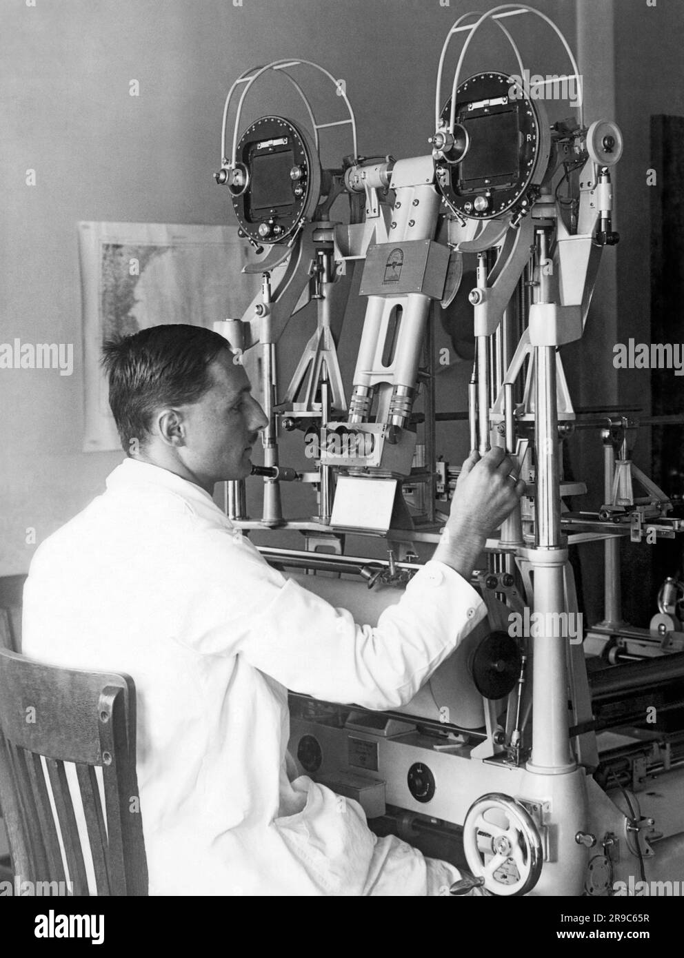Washington, D.C.: 13 ottobre 1927 Heinz Gruner degli Stati Uniti Geological Survey esegue prove sperimentali di un aerocartografo per eseguire mappe topografiche con immagini aeree Foto Stock
