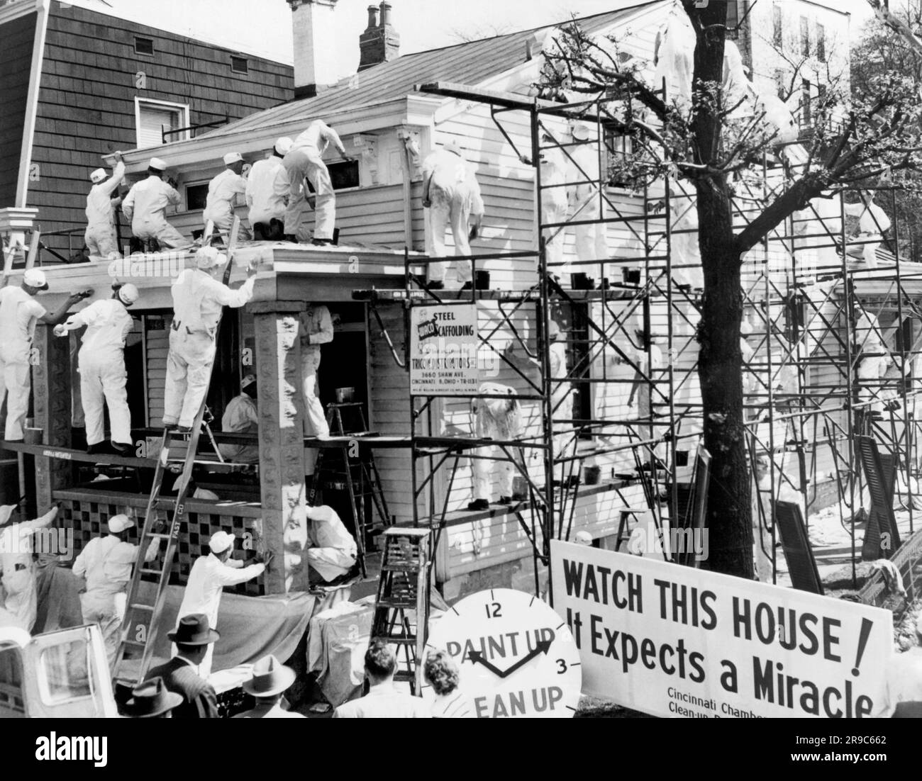 Cincinati, Ohio: 24 aprile 1952 Un equipaggio di sessanta pittori stabilisce un nuovo record per la pittura domestica completando il lavoro in 12 minuti e superando il vecchio record di 18 minuti. Faceva parte di una campagna locale "Clean-up, Paint-up". Foto Stock