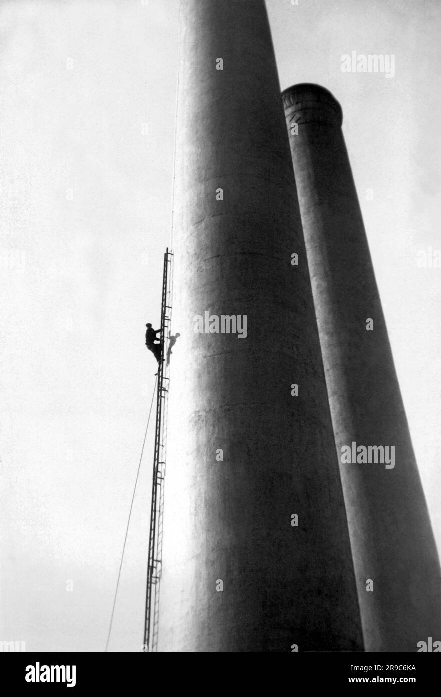 Washington, D.C.: 28 gennaio 1937 Un cric a pioli fa la sua ascesa attraverso sezioni di scala di dieci piedi per sostituire un'asta di alleggerimento rotta in cima al camino alto 285 metri presso la centrale elettrica di Benning . Foto Stock