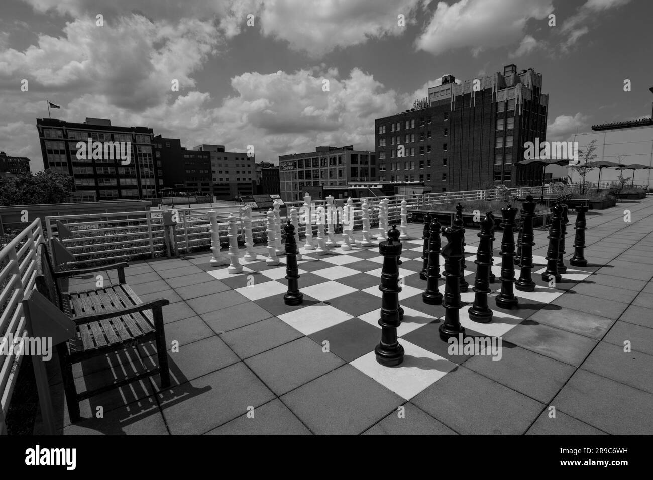 Partita a scacchi a grandezza naturale sul patio sul tetto, Kansas City Central Library, Missouri Foto Stock