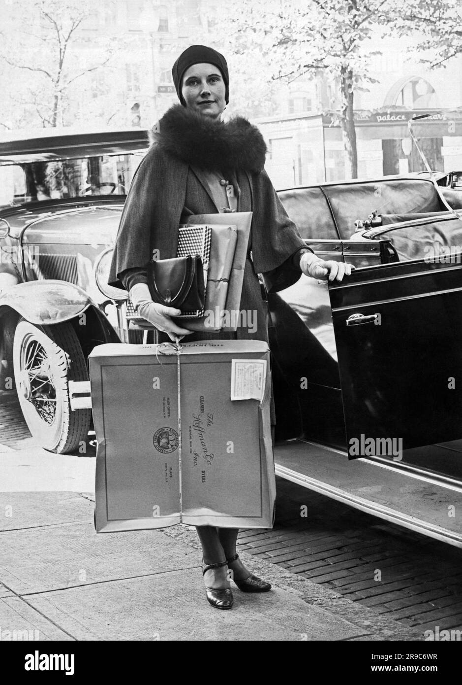 Washington, D.C.: 29 novembre 1930 la signora William Rapley con le braccia piene di regali di Natale dopo una giornata di shopping sulla Connecticutt Avenue alla moda nella capitale della nazione. Foto Stock