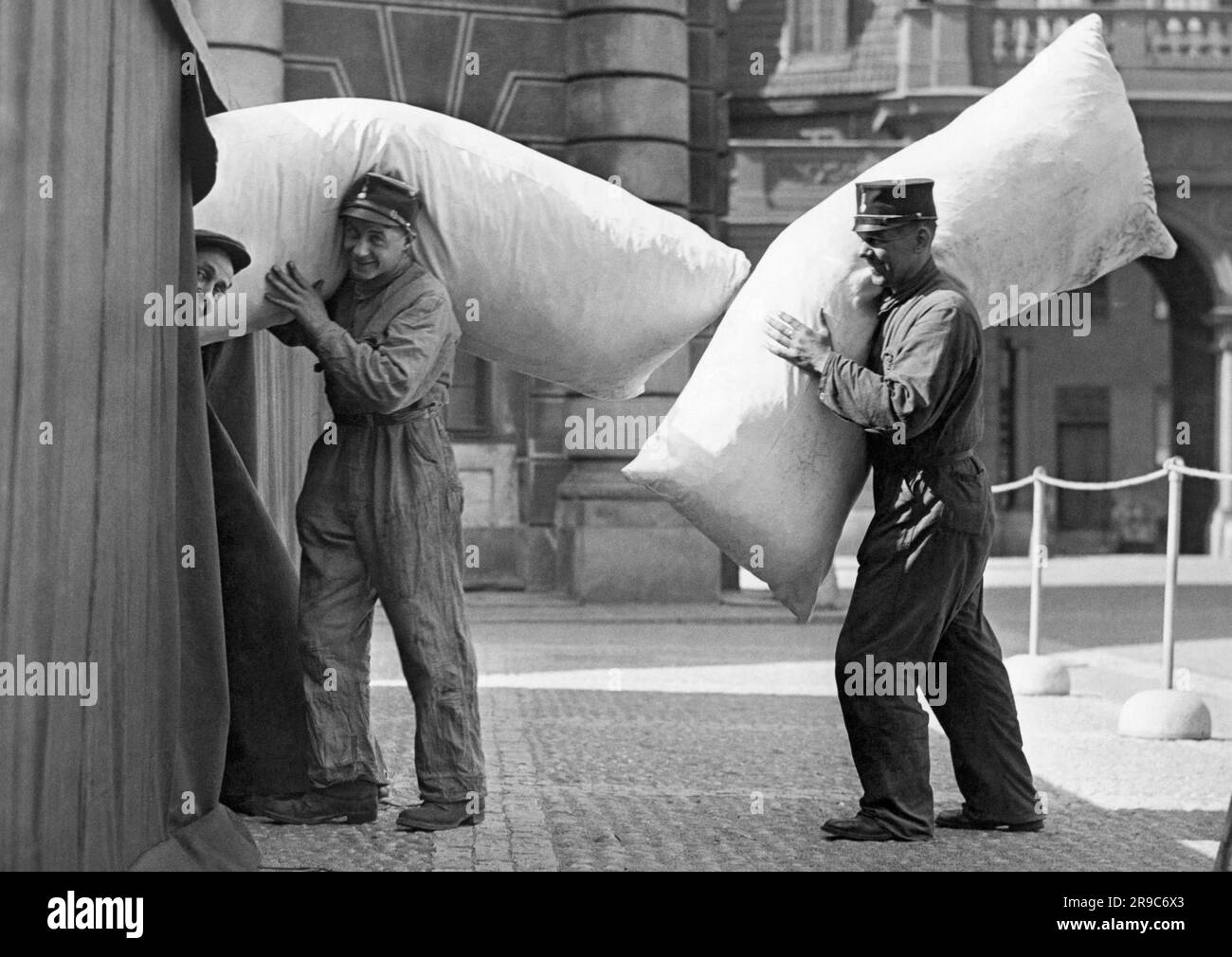 Stoccolma, Sewden: 1938 guardie del Castello reale spostano i loro letti in quartieri temporanei della tenda mentre i reggimenti di Stoccolma sono sotto quarantena per la scarlattina. Foto Stock